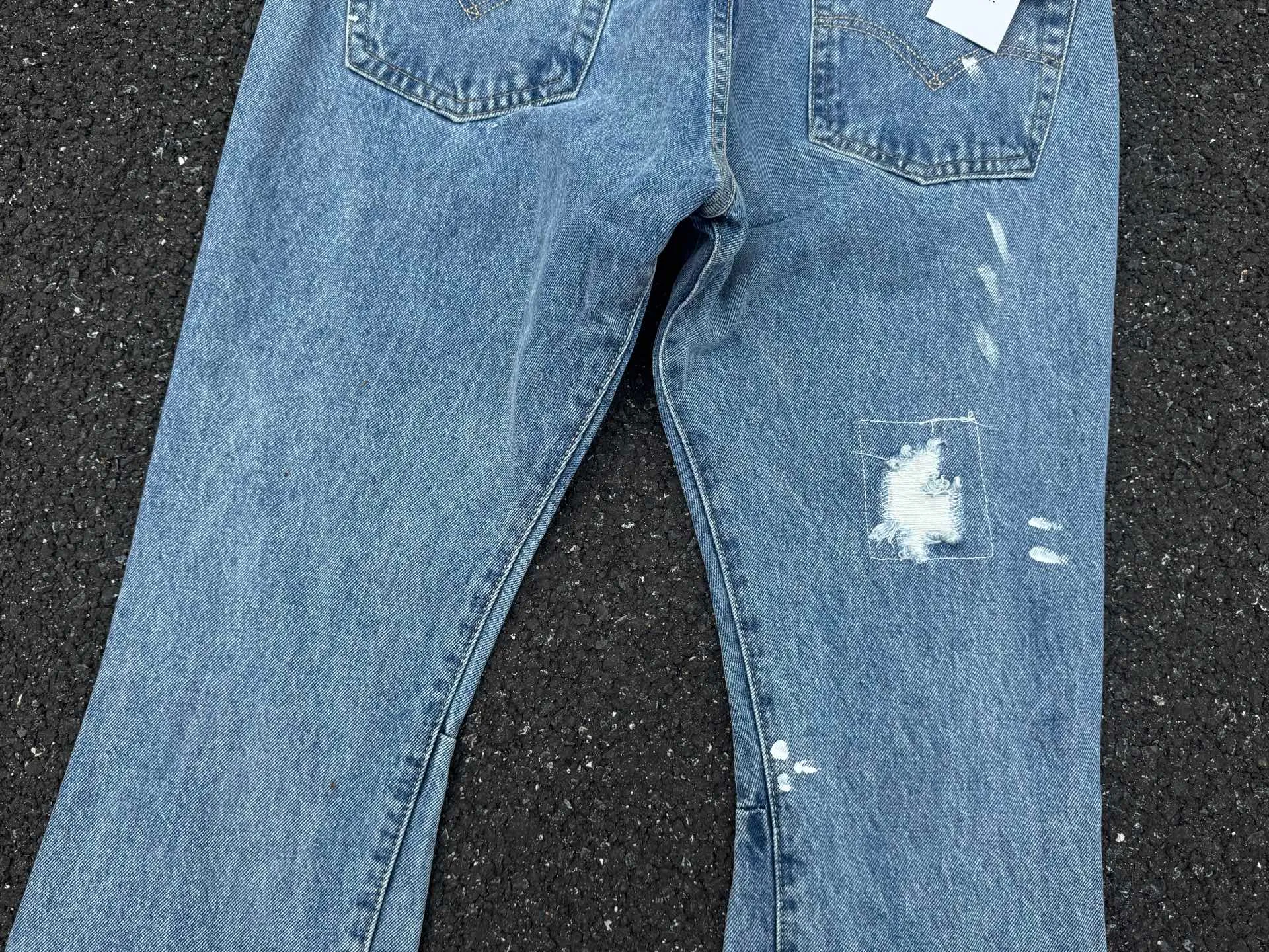 P250💰G70 GALLERY DEPT. Denim bell-bottoms with holes and random threads connected to washed and distressed spliced ​​jeans. GALLERY is attracted by these bell-bottoms. Whether it is a reset of Carhartt or Levis, it has created a strong brand style. Since these pants are modified from rare vintage, the production capacity is limited. Therefore, after many icons wore them, these pants were once hard to find. Later, perhaps due to the improvement of GD's business in the past two years and the expansion of production lines, the brand itself lowered the price, so I can't wait any longer for these pants this year and will definitely buy them. During the process of the denim washing plant, the owner of the washing plant helped introduce a boss who had worked for Levi's foundry and started his own business. This also paved the way for the following styles. Therefore, Levi's remodeled single product for the base plate is really familiar. Whether it is the fabrics supplied or the lathes used in production, there is nothing to choose from. -Color: blue -Size: S-XXL (corresponding to 28-36)